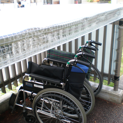 千葉県君津市の天井カバー(車いす置き場)の施工・製作事例