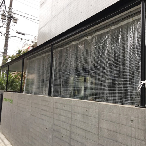 東京都新宿区の糸入り雨除けカーテン(駐車場)の施工・製作事例