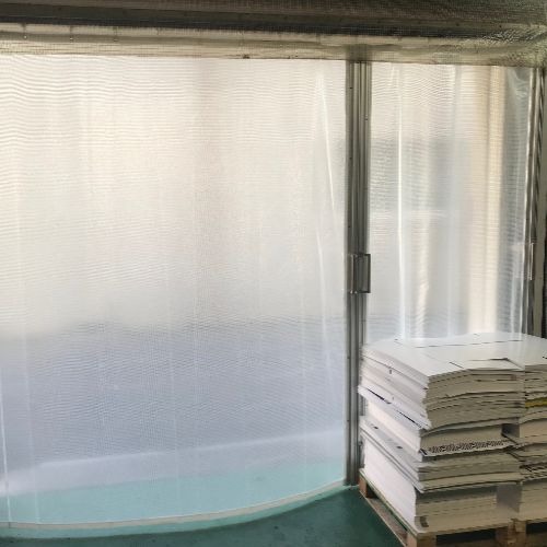 大阪府東大阪市の出入口用糸入り透明ビニールカーテン施工・製作事例