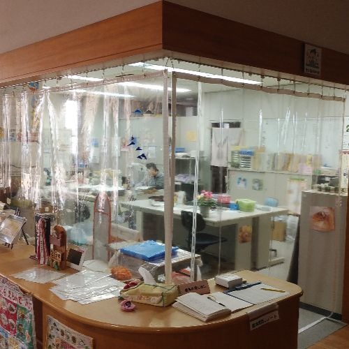 奈良県平群町の透明ビニールカーテン (保育園執務室)の施工・製作事例