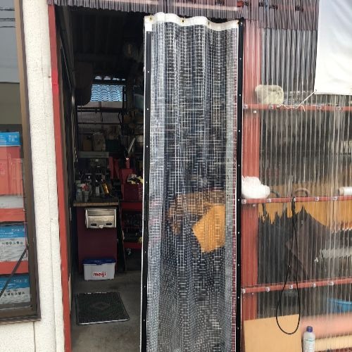 群馬県高崎市の糸入り透明ビニールカーテン(店舗出入口)の施工・製作事例