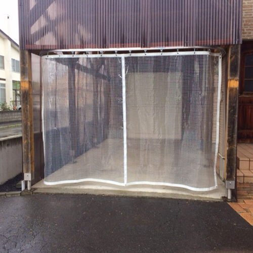 山梨県中央市のガレージ用・両開きビニールカーテンの施工・製作事例