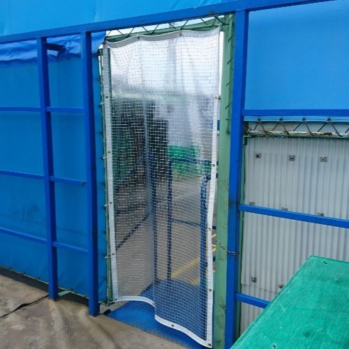 神奈川県伊勢原市の屋外通路用・糸入りビニールカーテンの施工・製作事例