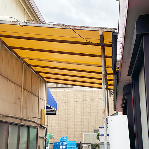 埼玉県狭山市の雨よけ軒先テント(飲食料の宅配会社)の施工・製作事例