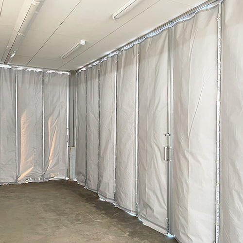 東京都江戸川区のドラッグストアの防炎ビニールカーテンの施工・製作事例