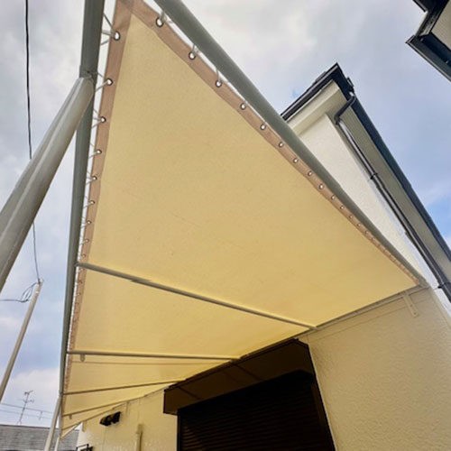 大阪府松原市の変形雨よけテントの施工・製作事例