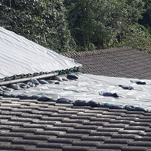 熊本県熊本市の屋根雨漏り対策養生シートの施工・製作事例