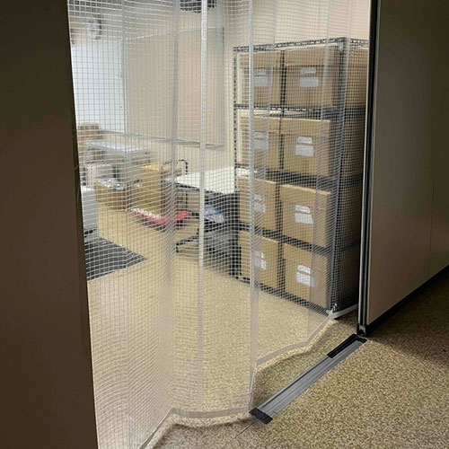 群馬県桐生市の間仕切りビニールカーテンの施工・製作事例