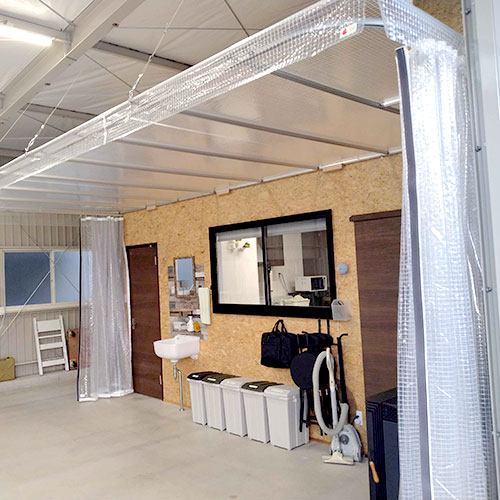 静岡県掛川市の天幕付きビニールカーテン・レールの施工・製作事例