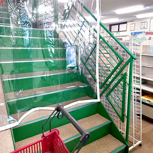 福島県相馬市の吹き抜け階段用透明ビニールカーテンの施工・製作事例